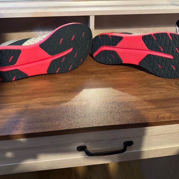 Brooks Hyperion Tempo Shoes in Gray / Neon Pink - Picture 4 of 8